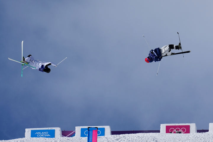 [리비뇨=AP/뉴시스] 2026 밀라노·코르티나담페초 동계올림픽 프리스타일 스키 남자 듀얼 모굴에 출전한 정대윤(오른쪽). 2026.02.15.