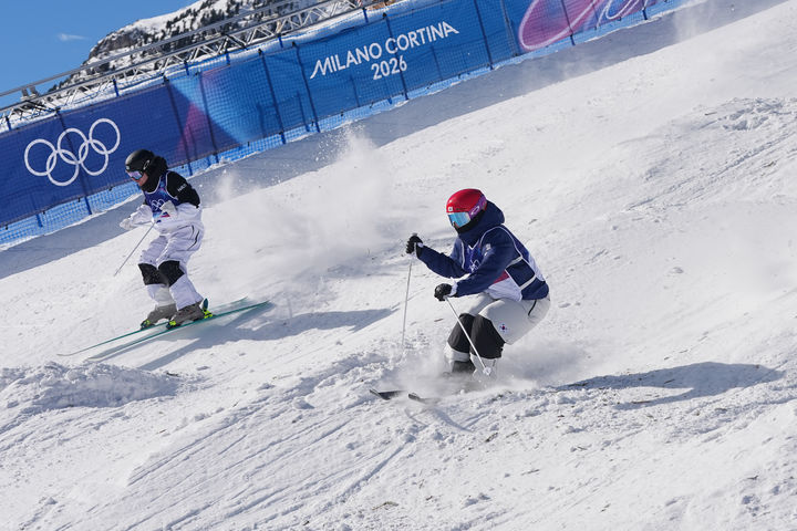 [리비뇨=AP/뉴시스] 2026 밀라노·코르티나담페초 동계올림픽 프리스타일 스키 남자 듀얼 모굴에 출전한 정대윤(오른쪽). 2026.02.15.