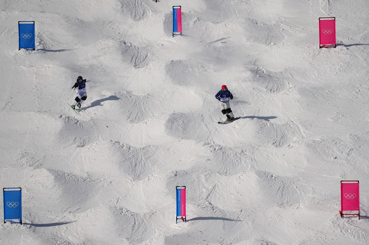 [리비뇨=AP/뉴시스] 2026 밀라노·코르티나담페초 동계올림픽 프리스타일 스키 남자 듀얼 모굴에 출전한 정대윤(오른쪽). 2026.02.15.