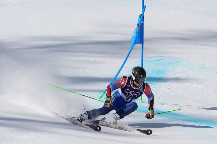 [코르티나담페초=AP/뉴시스] 김소희가 15일(현지 시간) 이탈리아 코르티나담페초 토파네 알파인 스키센터에서 열린 2026 밀라노·코르티나담페초 동계 올림픽 알파인스키 여자 대회전 1차 시기 경기를 펼치고 있다. 김소희는 1분09초59로 1차 시기를 완주한 62명 중 48위에 자리했다. 2026.02.15.