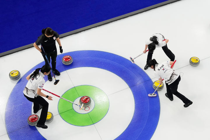 [코르티나담페초=AP/뉴시스] 한국 여자 컬링 대표팀(경기도청)이 15일(현지 시간) 이탈리아 코르티나담페초의 코르티나 컬링 올림픽 스타디움에서 열린 2026 밀라노·코르티나 동계올림픽 컬링 라운드로빈 5차전 일본과 경기하고 있다. 한국이 7-5로 승리해 3승2패를 기록했다. 2026.02.16.