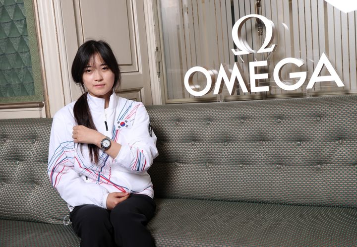 [서울=뉴시스] 올림픽 공식 타임키퍼 오메가는 15일(현지 시간) "한국 선수단의 첫 금메달리스트인 최가온에게 '스피드마스터 38mm 올림픽 에디션 타임피스'를 증정했다"고 밝혔다. (사진 = 오메가 제공) *재판매 및 DB 금지