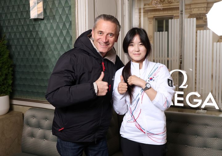 [서울=뉴시스] 최가온(사진 오른쪽)과 레이날드 애슐리만 오메가 회장 겸 CEO. (사진 = 오메가 제공) *재판매 및 DB 금지