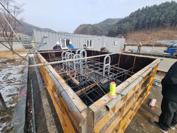 [문경=뉴시스] 화물삭도 설치를 위한 고정앵커장치 및 구봉부 기초 설치작업이 진행되고 있다. (사진=문경시 제공) 2026.02.15. photo@newsis.com *재판매 및 DB 금지