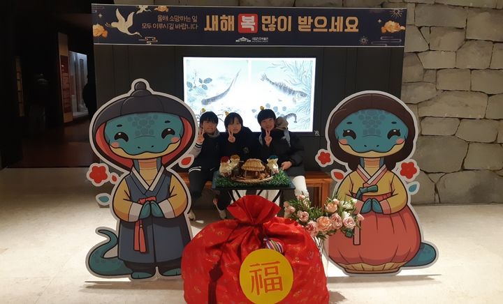 [진주=뉴시스]진주박물관, 복주머니 포토존.(사진=진주박물관 제공).2026.02.15.photo@newsis.com *재판매 및 DB 금지