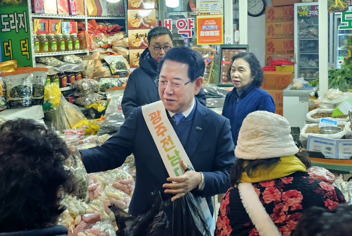 [광주=뉴시스] 김영록 전남지사가 설 명절을 앞둔 지난 14일 광주 남광주시장에서 제수용품을 구매하며 상인들을 격려하고 있다. (사진 = 전남도 제공). 2026.02.15. photo@newsis.com *재판매 및 DB 금지