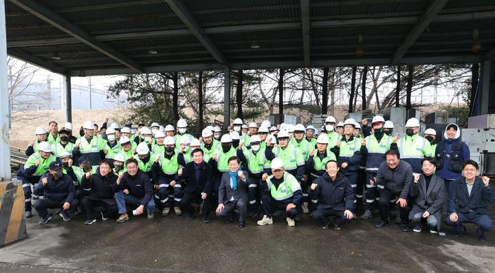 [광명=뉴시스]박승원 광명시장이 14일 재활용품선별장 근무자들을 격려하고 함께 기념사진을 촬영하고 있다.(사진=광명시 제공)2026.02.15.photo@newsis.com *재판매 및 DB 금지