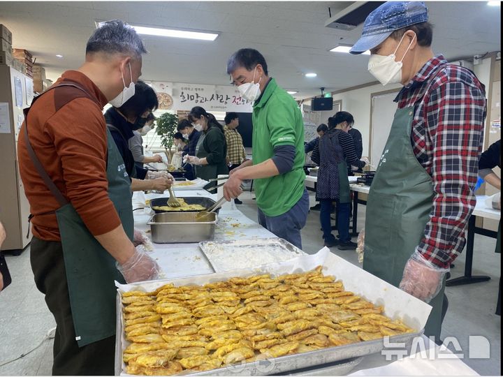 [안양=뉴시스] '사랑의 전 부치기'에 나선 자원봉사들. (사진=유쾌한 공동체 제공).2026.02.15.photo@newsis.com