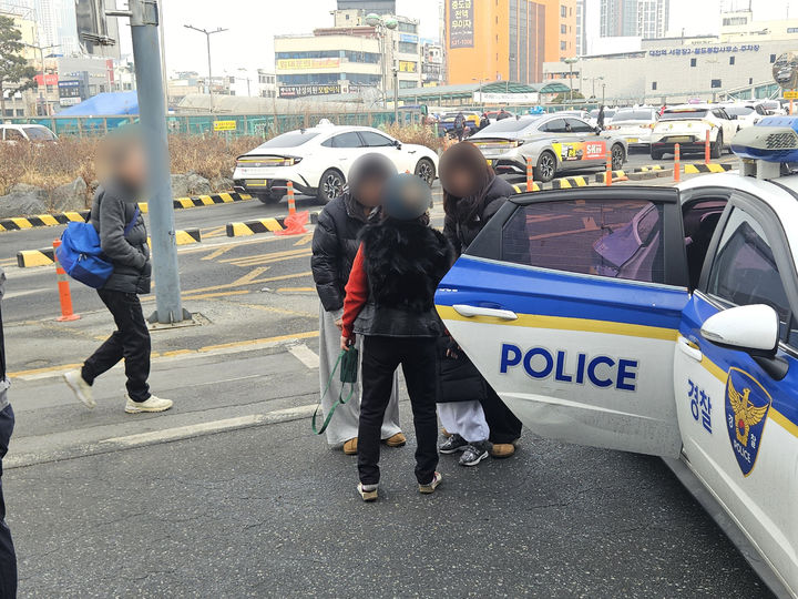 [대전=뉴시스] 설 명정 첫날인 지난 14일 실종된 5살 아동이 15분 만에 발견돼 가족에게 인계됐다.(사진=대전경찰청 제공) 2026.02.15. photo@newsis.com *재판매 및 DB 금지