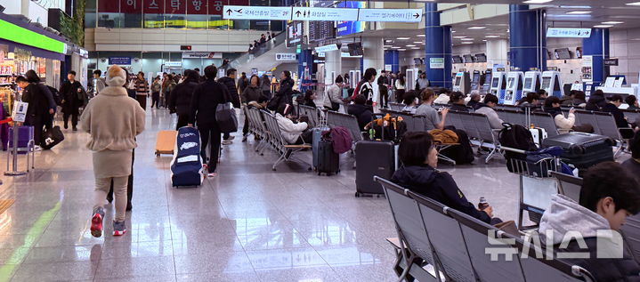 [청주=뉴시스] 연현철 기자 = 설날을 이틀 앞둔 15일 충북 청주국제공항 1층 대합실이 탑승 수속을 기다리는 여행객들로 붐비고 있다. 2026.02.15. yeon0829@newsis.com