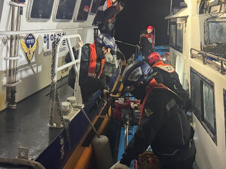 [통영=뉴시스] 신정철 기자= 통영해양경찰서는 지난 14일 밤 11시 59분께 경남 통영시 한산면 홍도 인근 해상에서 거제선적 7.93t급 낚시어선 A호(승선원 9명)가 암초에 충돌돼 침수되자 구조세력을 급파해 긴급구조에 나섰다. 사진은 통영해경 구조대원들이 낚시선 승객 8명을 연안구조정에 탑승시키고 있다.(사진=통영해경 제공).2026.02.15. photo@newsis.com *재판매 및 DB 금지