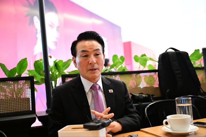 [자카르타=뉴시스]백성현 논산시장이 지난 9일 인도네시아 자카르타에서 언론인터뷰를 갖고 있다. 2026. 02. 15 photo@newsis.com *재판매 및 DB 금지