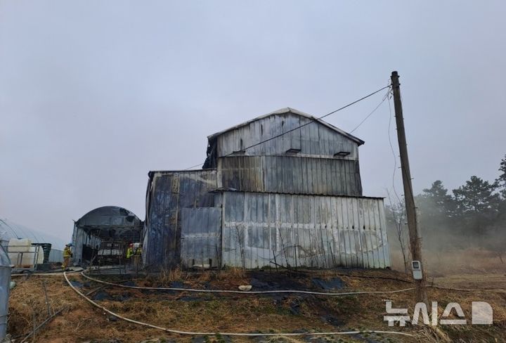 [부안=뉴시스]윤난슬 기자 = 15일 오전 8시 47분께 전북 부안군 동진면의 한 농기계 창고에서 불이 났다. (사진=전북소방 제공) photo@newsis.com