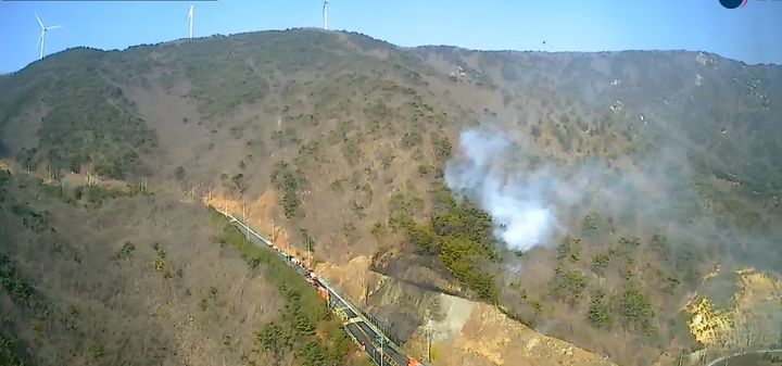 [양산=뉴시스] 15일 오후 1시18분께 양산시 어곡동 도로를 달리던 차량에서 불이 나 인근 야산으로 옮겨붙으며 산불로 확산됐다. (사진=산림청 제공) 2026.02.15. photo@newsis.com *재판매 및 DB 금지