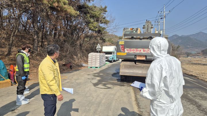 장영욱(왼쪽서 두 번째) 경남도 농정국장, 14일 ASF 추가 발생 창녕군 방역 점검.(사진=경남도 제공) 2026.02.15. *재판매 및 DB 금지