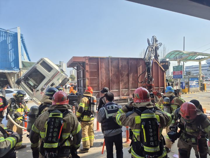 [울산=뉴시스] 울산 농수산물시장 트럭 화재 현장 (사진=울산소방본부 제공) photo@newsis.com *재판매 및 DB 금지