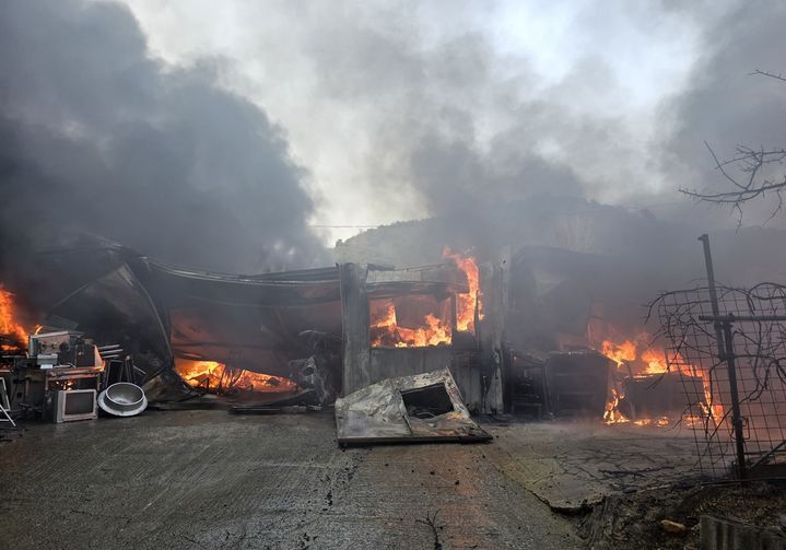 [고령=뉴시스] 고령군 덕곡면 반성리 씽크대 공장에서 불이 나 연기가 치솟고 있다. (사진=경북소방본부 제공) 2026.02.15. photo@newsis.com *재판매 및 DB 금지