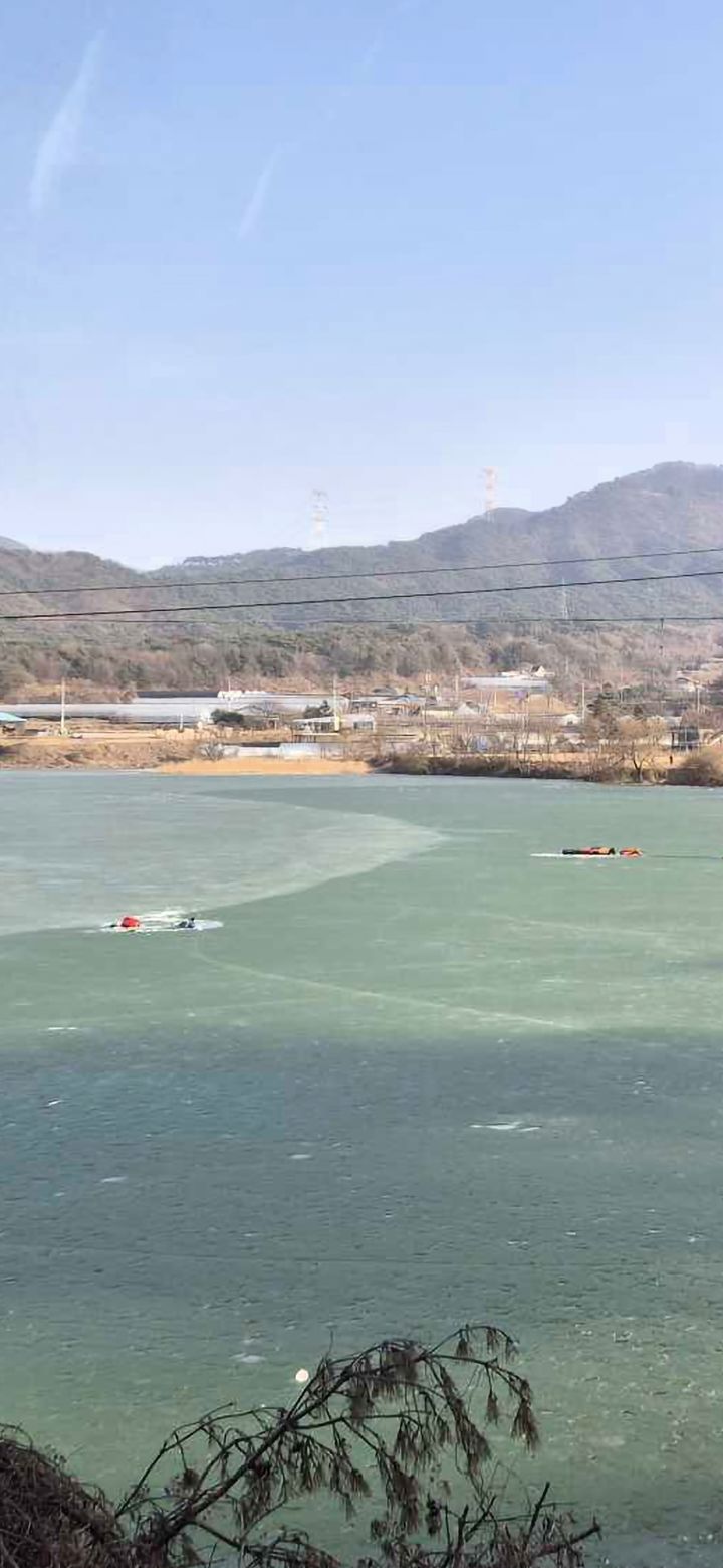 [홍천=뉴시그] 15일 소방당국은 이닐 오후 3시 31분께 강원 홍천군 남면 유치저수지에서 낚시하던 60대 남성A63)씨가 물에 빠지는 사고가 발생했다고 밝혔다. 강원특별자치도소방본부 제공. *재판매 및 DB 금지