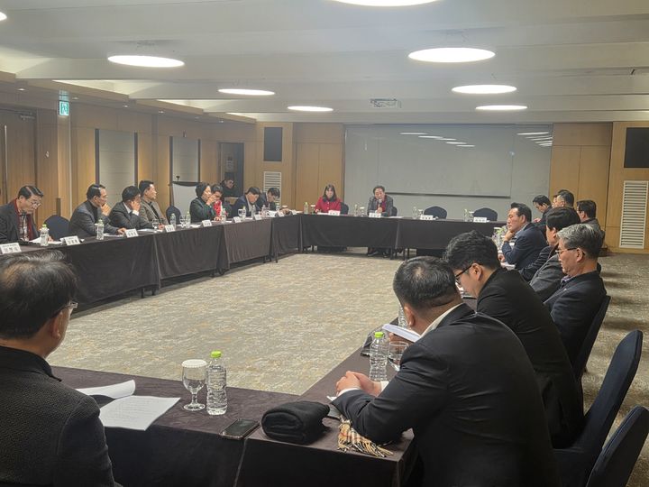 [예산=뉴시스] 국민의힘 충남도당이 지난 14일 예산 스플라스 리솜에서 대전충남 행정통합과 관련한 긴급 연석회의를 개최했다. (사진=국민의힘 충남도당 제공) 2026.02.15 photo@newsis.com *재판매 및 DB 금지