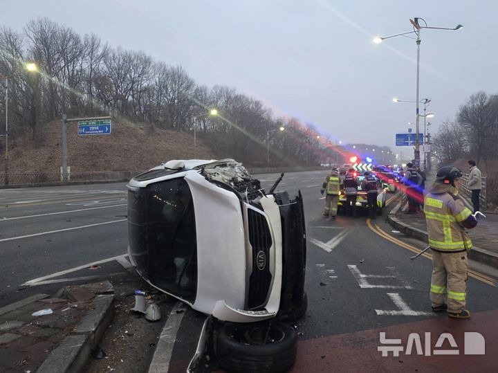 [인천=뉴시스] 15일 오전 인천 서구 연희동 아시아드사거리 인근 도로에서 만취 상태로 SUV를 몰던 20대 운전자가 전신주를 들이받았다. 사진은 사고 충격으로 전도된 SUV. (사진=독자 송영훈씨 제공) 2026.02.15. photo@newsis.com