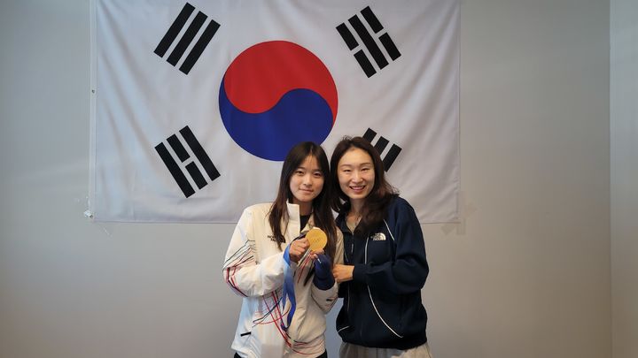 [서울=뉴시스] 15일(한국 시간) 이탈리아 밀라노 선수촌에서 만난 최가온과 최민정. (사진 = 대한체육회 제공) *재판매 및 DB 금지