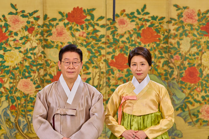 이재명 대통령과 김혜경 여사가 설 명절 당일인 17일 새해 인사를 전했다. [지료=춘추관 제공] *재판매 및 DB 금지