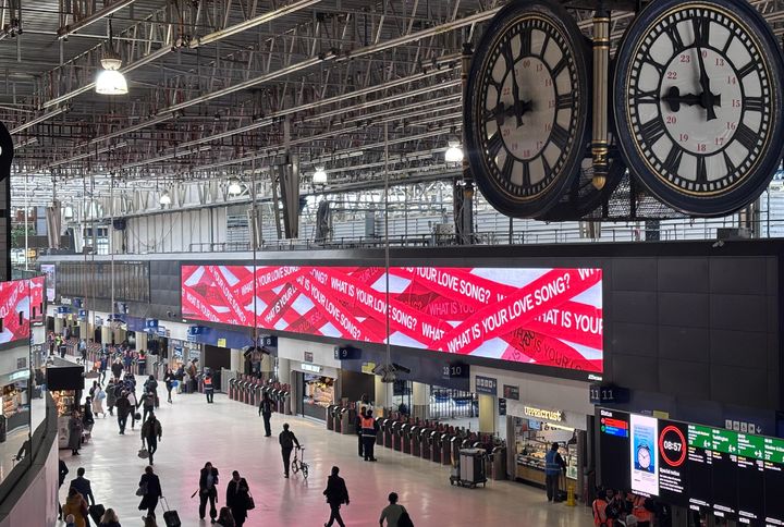 [서울=뉴시스] 방탄소년단 '왓 이즈 유어 러브 송(WHAT IS YOUR LOVE SONG)' 런던 워털루역. (사진 = 빅히트 뮤직 제공) 2026.02.15. photo@newsis.com *재판매 및 DB 금지