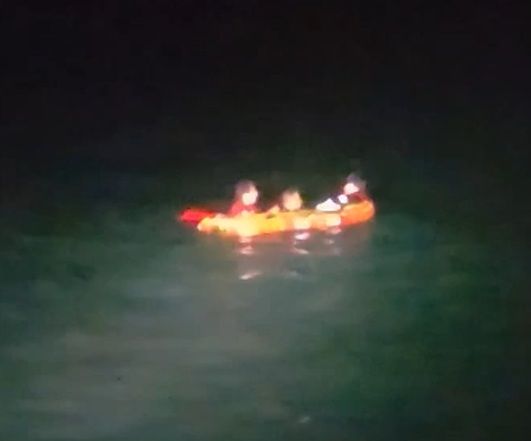 [태안=뉴시스] 태안해경이 15일 오후 7시16분께 태안군 남면 마검포항에서 만취상태에서 바다로 뛰어든 A(50대)씨를 구조보드를 이용해 구조하고 있다. (사진-태안해양경찰서 제공) 2026.02.15. photo@newsis.com *재판매 및 DB 금지