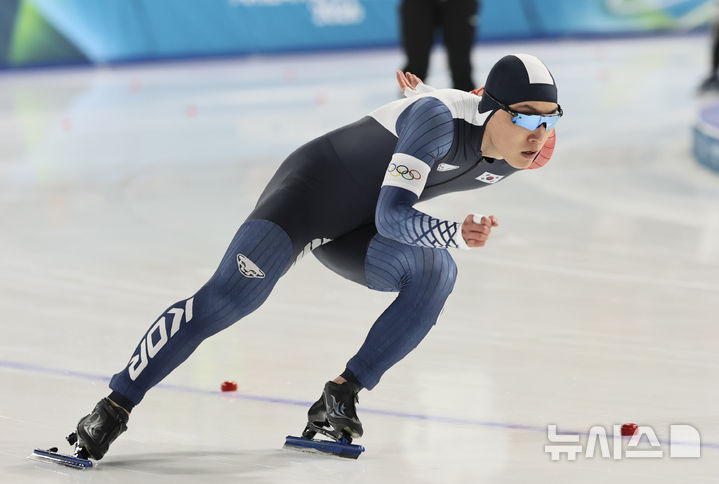 [밀라노=뉴시스] 김근수 기자 = 스피드스케이팅 구경민이 14일(현지 시간) 이탈리아 밀라노 스피드스케이팅 스타디움에서 열린 2026 밀라노·코르티나 담페초 동계올림픽 스피드 스케이팅 남자 500m에서 역주하고 있다. 2026.02.15. ks@newsis.com