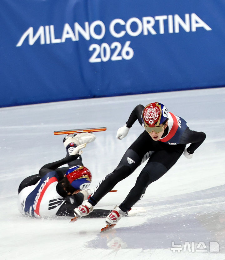 [밀라노=뉴시스] 박주성 기자 = 14일 (현지 시간) 이탈리아 밀라노 아이스 스케이팅 아레나 경기장에서 열린 2026 밀라노·코르티나담페초 동계올림픽 쇼트트랙 남자 1500m 준준결승에서 신동민과 임종언이 출전, 임종언이 경기도중 넘어지고 있다. 2026.02.15. park7691@newsis.com