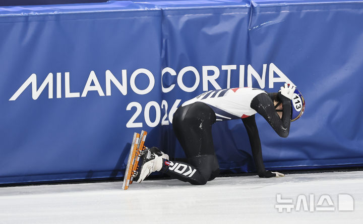 [밀라노=뉴시스] 김근수 기자 = 쇼트트랙 임종언이 14일(현지 시간) 이탈리아 밀라노 아이스 스케이팅 아레나에서 열린 2026 밀라노·코르티나 담페초 동계올림픽 쇼트트랙 스피드스케이팅 남자 1500m 준결승에서 미끄러 넘어지고 있다. 2026.02.15. ks@newsis.com