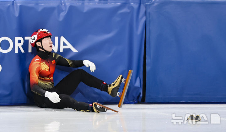 [밀라노=뉴시스] 김근수 기자 = 한국 출신 중국 귀화 선수 쇼트트랙 린샤오쥔(한국명 임효준)이 쇼트트랙 가 14일(현지 시간) 이탈리아 밀라노 아이스 스케이팅 아레나에서 열린 2026 밀라노·코르티나 담페초 동계올림픽 쇼트트랙 스피드스케이팅 남자 1500m 준준결승에서 넘어지자 아쉬워하고 있다. 2026.02.15. ks@newsis.com