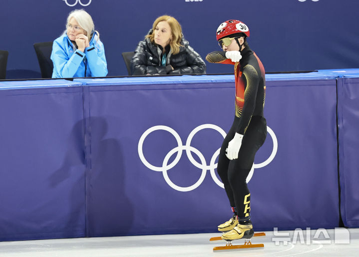 [밀라노=뉴시스] 김근수 기자 = 한국 출신 중국 귀화 선수 쇼트트랙 린샤오쥔(한국명 임효준)이 쇼트트랙 가 14일(현지 시간) 이탈리아 밀라노 아이스 스케이팅 아레나에서 열린 2026 밀라노·코르티나 담페초 동계올림픽 쇼트트랙 스피드스케이팅 남자 1500m 준준결승에서 탈락하자 아쉬워하고 있다. 2026.02.15. ks@newsis.com