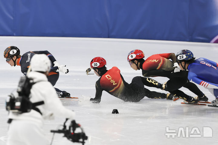 [밀라노=뉴시스] 김근수 기자 = 한국 출신 중국 귀화 선수 쇼트트랙 린샤오쥔(한국명 임효준)이 쇼트트랙 가 14일(현지 시간) 이탈리아 밀라노 아이스 스케이팅 아레나에서 열린 2026 밀라노·코르티나 담페초 동계올림픽 쇼트트랙 스피드스케이팅 남자 1500m 준준결승에서 넘어지고 있다. 2026.02.15. ks@newsis.com