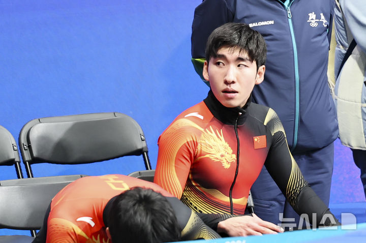 [밀라노=뉴시스] 김근수 기자 = 한국 출신 중국 귀화 선수 쇼트트랙 린샤오쥔(한국명 임효준)이 쇼트트랙 가 14일(현지 시간) 이탈리아 밀라노 아이스 스케이팅 아레나에서 열린 2026 밀라노·코르티나 담페초 동계올림픽 쇼트트랙 스피드스케이팅 남자 1500m 준준결승에서 탈락하자 아쉬워하고 있다. 2026.02.15. ks@newsis.com