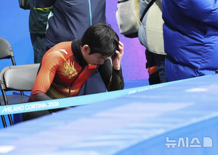[밀라노=뉴시스] 김근수 기자 = 한국 출신 중국 귀화 선수 쇼트트랙 린샤오쥔(한국명 임효준)이 쇼트트랙 가 14일(현지 시간) 이탈리아 밀라노 아이스 스케이팅 아레나에서 열린 2026 밀라노·코르티나 담페초 동계올림픽 쇼트트랙 스피드스케이팅 남자 1500m 준준결승에서 탈락하자 아쉬워하고 있다. 2026.02.15. ks@newsis.com