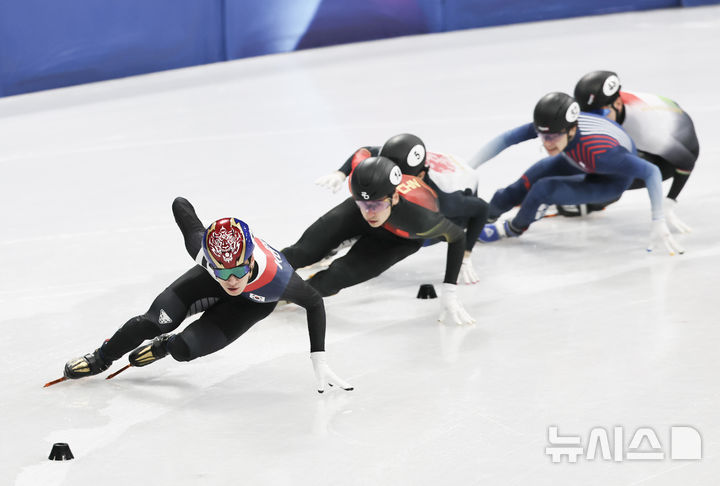 [밀라노=뉴시스] 김근수 기자 = 쇼트트랙 황대헌이 14일(현지 시간) 이탈리아 밀라노 아이스 스케이팅 아레나에서 열린 2026 밀라노·코르티나 담페초 동계올림픽 쇼트트랙 스피드스케이팅 남자 1500m 준준결승에서 역주하고 있다. 2026.02.15. ks@newsis.com