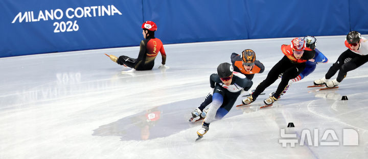[밀라노=뉴시스] 박주성 기자 = 14일 (현지 시간) 이탈리아 밀라노 아이스 스케이팅 아레나 경기장에서 열린 2026 밀라노·코르티나담페초 동계올림픽 쇼트트랙 남자 1500m 준준결승에서 중국 린샤오쥔이 경기도중 넘어지고 있다. 2026.02.15. park7691@newsis.com