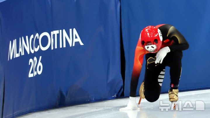 [밀라노=뉴시스] 박주성 기자 = 14일 (현지 시간) 이탈리아 밀라노 아이스 스케이팅 아레나 경기장에서 열린 2026 밀라노·코르티나담페초 동계올림픽 쇼트트랙 남자 1500m 준준결승에서 중국 린샤오쥔이 경기도중 넘어지고 있다. 2026.02.15. park7691@newsis.com