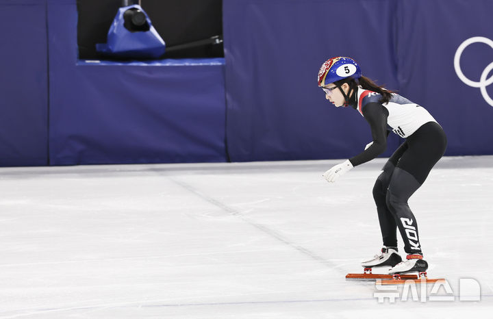 [밀라노=뉴시스] 김근수 기자 = 쇼트트랙 최민정이 14일(현지 시간) 이탈리아 밀라노 아이스 스케이팅 아레나에서 열린 2026 밀라노·코르티나 담페초 동계올림픽 쇼트트랙 스피드스케이팅 여자 1000m 예선에서 결승선을 통과하고 있다. 2026.02.15. ks@newsis.com