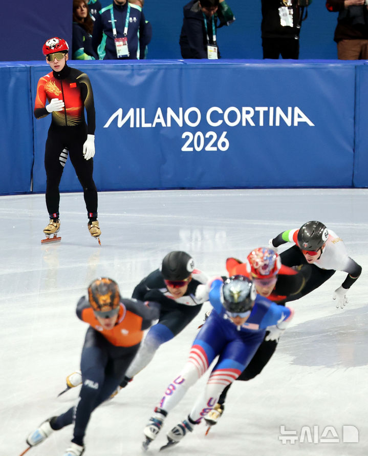 [밀라노=뉴시스] 박주성 기자 = 14일 (현지 시간) 이탈리아 밀라노 아이스 스케이팅 아레나 경기장에서 열린 2026 밀라노·코르티나담페초 동계올림픽 쇼트트랙 남자 1500m 준준결승에서 중국 린샤오쥔이 경기도중 넘어진 후 경기를 계속하고 있다. 2026.02.15. park7691@newsis.com