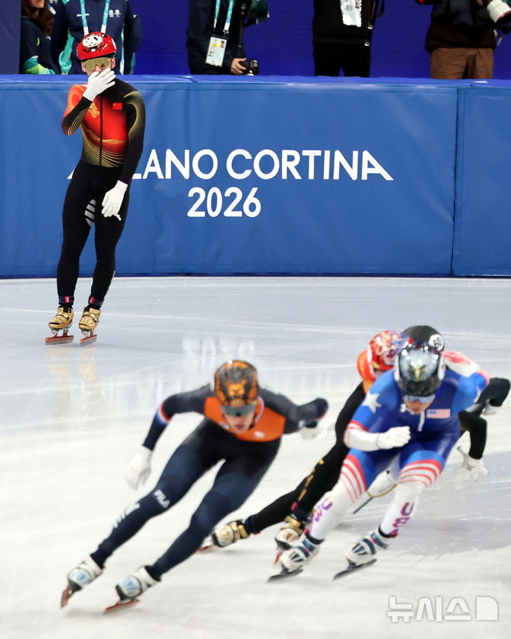 [밀라노=뉴시스] 박주성 기자 = 14일 (현지 시간) 이탈리아 밀라노 아이스 스케이팅 아레나 경기장에서 열린 2026 밀라노·코르티나담페초 동계올림픽 쇼트트랙 남자 1500m 준준결승에서 중국 린샤오쥔이 경기도중 넘어진 후 경기를 계속하고 있다. 2026.02.15. park7691@newsis.com