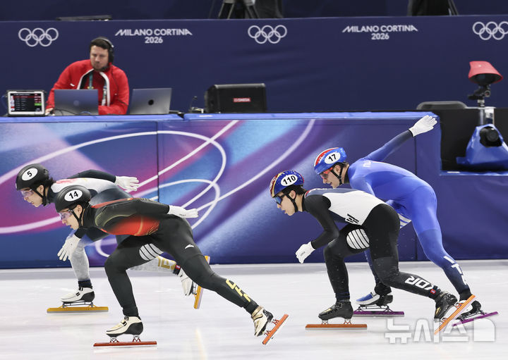 [밀라노=뉴시스] 김근수 기자 = 쇼트트랙 황대헌이 14일(현지 시간) 이탈리아 밀라노 아이스 스케이팅 아레나에서 열린 2026 밀라노·코르티나 담페초 동계올림픽 쇼트트랙 스피드스케이팅 남자 1500m 준결승에서 역주하고 있다. 2026.02.15. ks@newsis.com