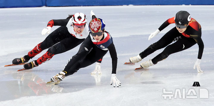 [밀라노=뉴시스] 박주성 기자 = 14일 (현지 시간) 이탈리아 밀라노 아이스 스케이팅 아레나 경기장에서 열린 2026 밀라노·코르티나담페초 동계올림픽 쇼트트랙 여자 3000m 계주 준결승에서 김길리가 역주하고 있다. 2026.02.15. park7691@newsis.com