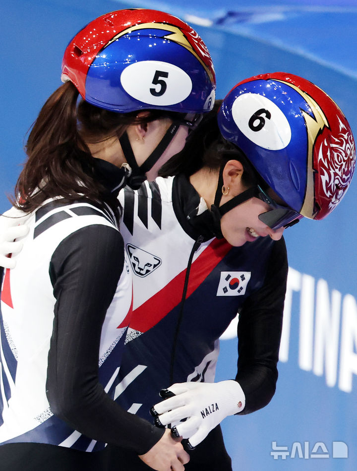 [밀라노=뉴시스] 박주성 기자 = 14일 (현지 시간) 이탈리아 밀라노 아이스 스케이팅 아레나 경기장에서 열린 2026 밀라노·코르티나담페초 동계올림픽 쇼트트랙 여자 3000m 계주 준결승에서 조1위료 결승에 진출한 최민정(왼쪽), 김길리가 기쁨을 나누고 있다. 2026.02.15. park7691@newsis.com