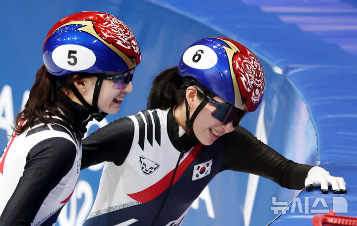[밀라노=뉴시스] 박주성 기자 = 14일 (현지 시간) 이탈리아 밀라노 아이스 스케이팅 아레나 경기장에서 열린 2026 밀라노·코르티나담페초 동계올림픽 쇼트트랙 여자 3000m 계주 준결승에서 조1위료 결승에 진출한 최민정(왼쪽), 김길리가 기쁨을 나누고 있다. 2026.02.15. park7691@newsis.com