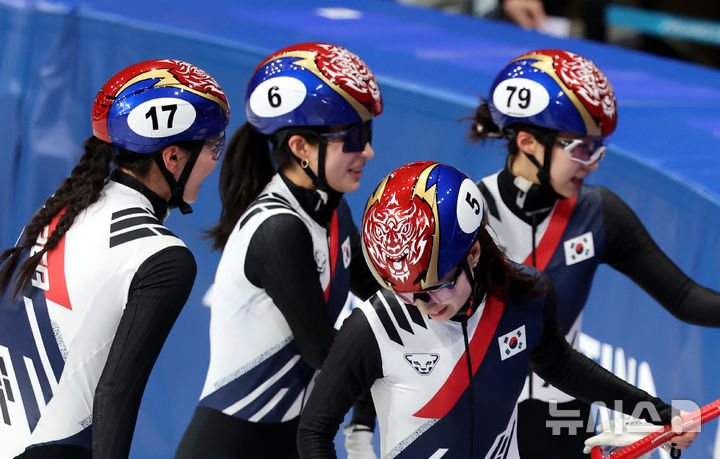 [밀라노=뉴시스] 박주성 기자 = 14일 (현지 시간) 이탈리아 밀라노 아이스 스케이팅 아레나 경기장에서 열린 2026 밀라노·코르티나담페초 동계올림픽 쇼트트랙 여자 3000m 계주 준결승에서 조1위료 결스에 진출한 선수들이 기쁨을 나누고 있다. 2026.02.15. park7691@newsis.com