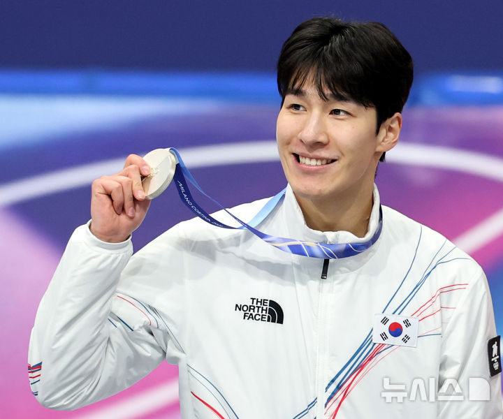 [밀라노=뉴시스] 박주성 기자 = 14일 (현지 시간) 이탈리아 밀라노 아이스 스케이팅 아레나 경기장에서 열린 2026 밀라노·코르티나담페초 동계올림픽 쇼트트랙 남자 1500m 결승에서 은메달을 획득한 황대헌이 메달을 들고 기뻐하고 있다. 2026.02.15. park7691@newsis.com