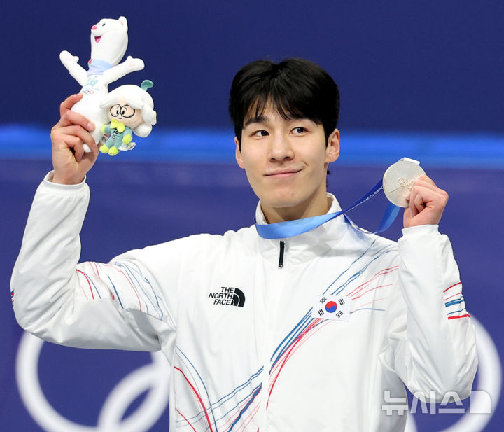 [밀라노=뉴시스] 박주성 기자 = 14일 (현지 시간) 이탈리아 밀라노 아이스 스케이팅 아레나 경기장에서 열린 2026 밀라노·코르티나담페초 동계올림픽 쇼트트랙 남자 1500m 결승에서 은메달을 획득한 황대헌이 메달을 들고 기뻐하고 있다. 2026.02.15. park7691@newsis.com