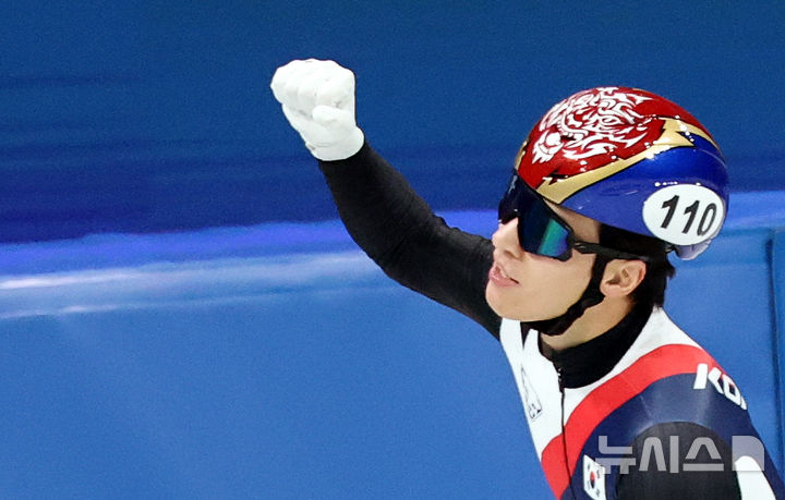 [밀라노=뉴시스] 박주성 기자 = 14일 (현지 시간) 이탈리아 밀라노 아이스 스케이팅 아레나 경기장에서 열린 2026 밀라노·코르티나담페초 동계올림픽 쇼트트랙 남자 1500m 결승에서 황대헌이 2위로 결승선을 통과 후 기뻐하고 있다. 2026.02.15. park7691@newsis.com